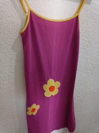 Batita rosa con flores amarillas