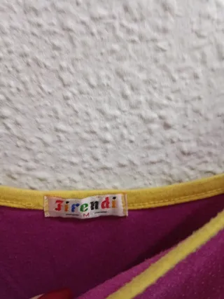 Batita rosa con flores amarillas