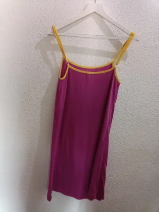 Batita rosa con flores amarillas