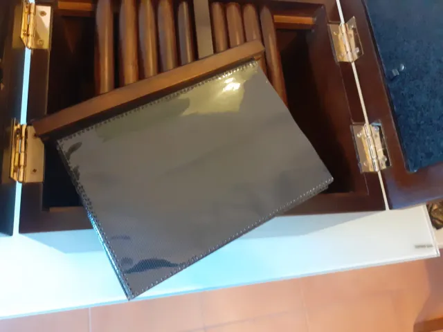 Caja de madera con portafotos