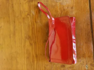 Bolso de mano rojo
