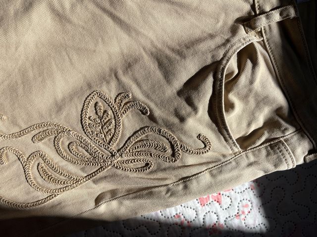 Pantalón beige bordado talla 46