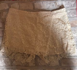 Shorts de encaje Zara beige