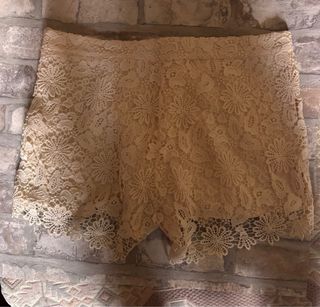 Shorts de encaje Zara beige