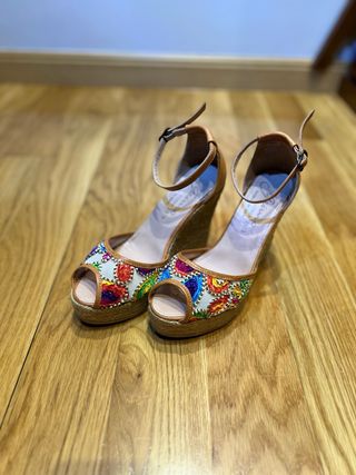 Sandalias de cuña bordadas multicolor