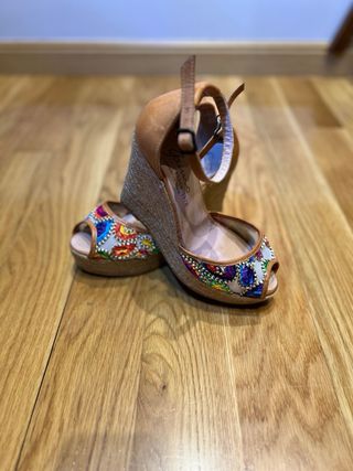 Sandalias de cuña bordadas multicolor