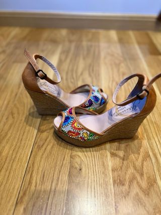 Sandalias de cuña bordadas multicolor