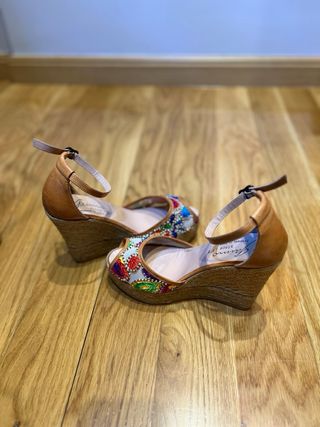 Sandalias de cuña bordadas multicolor