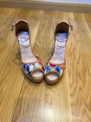 Sandalias de cuña bordadas multicolor