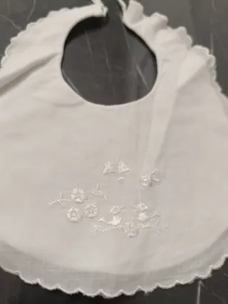 Bavaglino neonato bianco ricamato