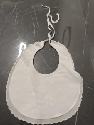 Bavaglino neonato bianco ricamato