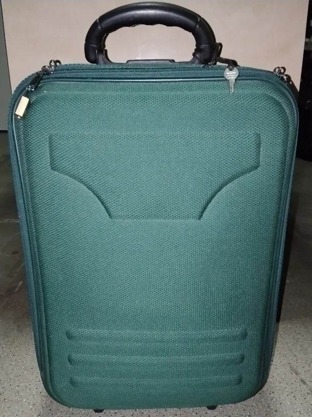 Maleta verde con ruedas y candado