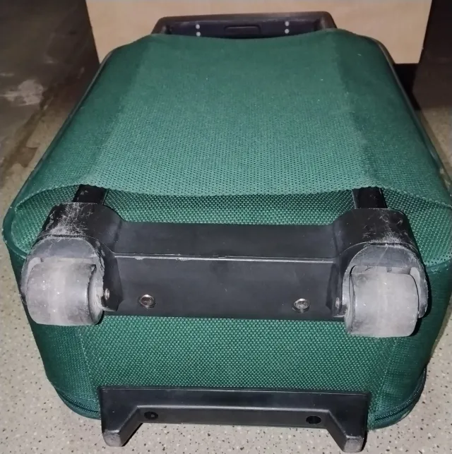 Maleta verde con ruedas y candado