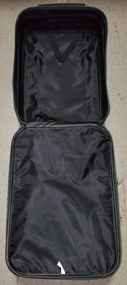 Maleta verde con ruedas y candado