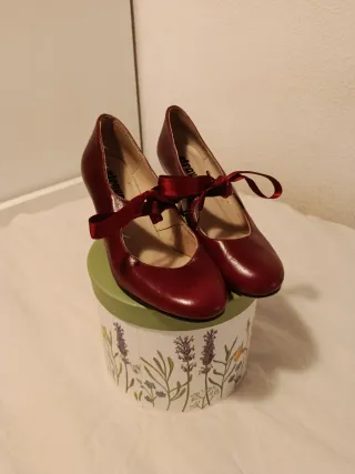 Zapatos de salón burdeos con lazo