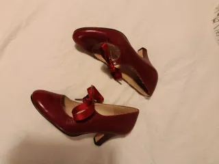 Zapatos de salón burdeos con lazo