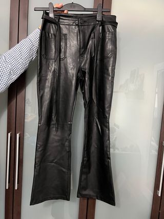 Pantalón negro H&M efecto piel