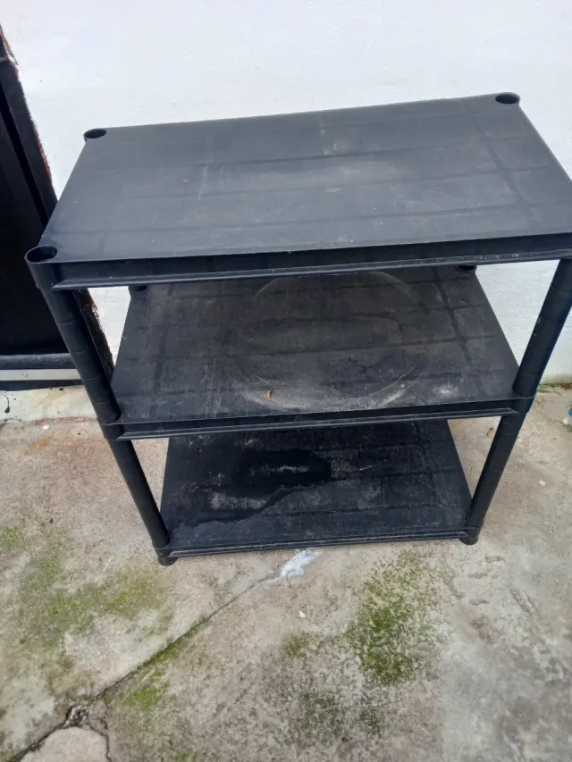 Estantería de plástico negra