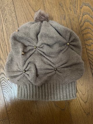 Cappello beije/marrone con pompon e borchie