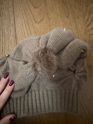 Cappello beije/marrone con pompon e borchie