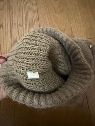 Cappello beije/marrone con pompon e borchie