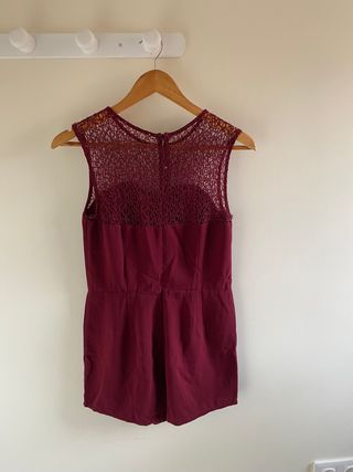 Mono corto encaje burdeos