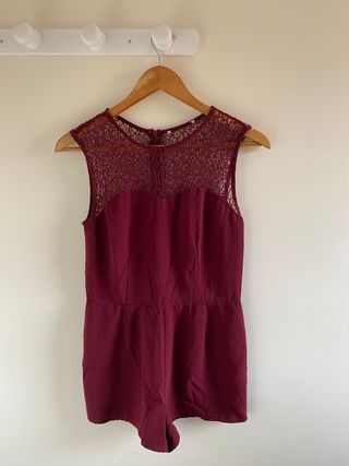 Mono corto encaje burdeos