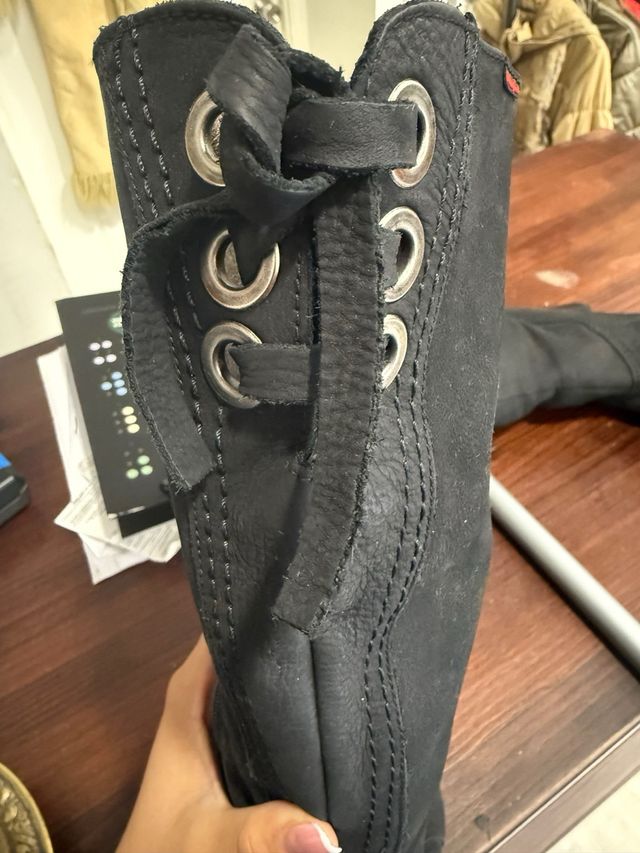 Botas altas negras con cordones