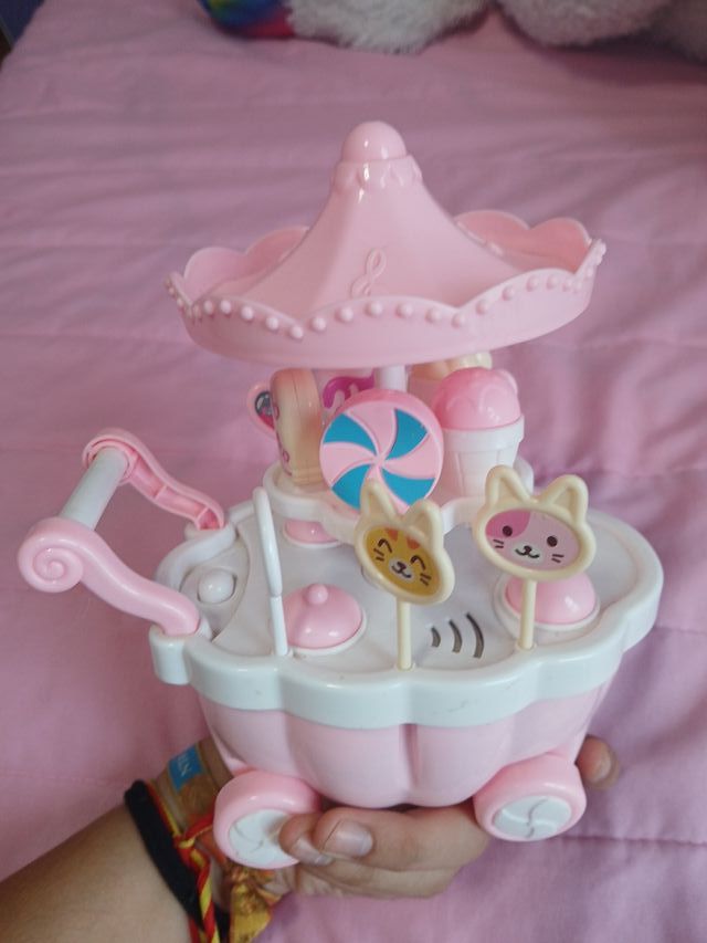 Carrito de helados rosa y blanco