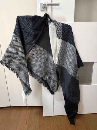 Sciarpone a quadri nero e grigio