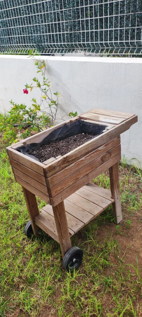 Carrito huerto urbano con ruedas.