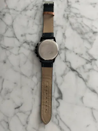 Reloj AZZOA Negro y Marrón Elegante En Mano.