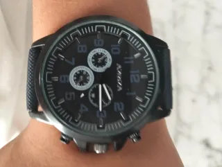 Reloj AZZOA Negro y Marrón Elegante En Mano.