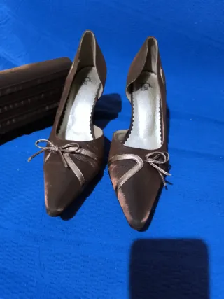 Zapatos y bolso de fiesta marrones