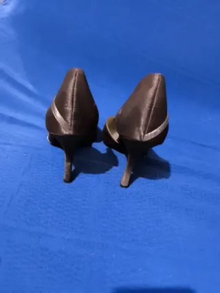 Zapatos y bolso de fiesta marrones