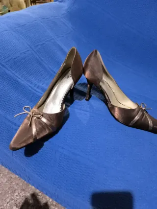 Zapatos y bolso de fiesta marrones