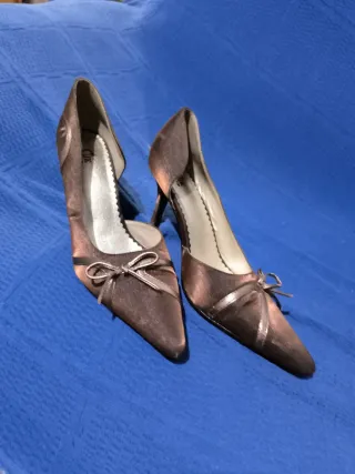 Zapatos y bolso de fiesta marrones