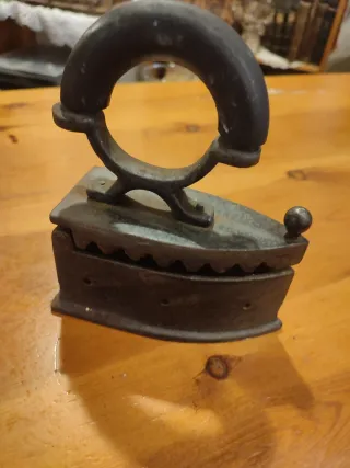 Antigua plancha carbón pequeña de hierro