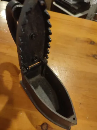 Antigua plancha carbón pequeña de hierro