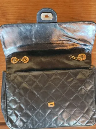 Bolso negro estilo Chanel de piel