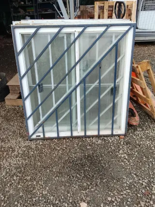 Ventana de aluminio con rejas