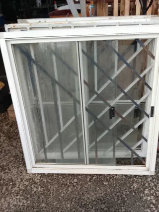 Ventana de aluminio con rejas
