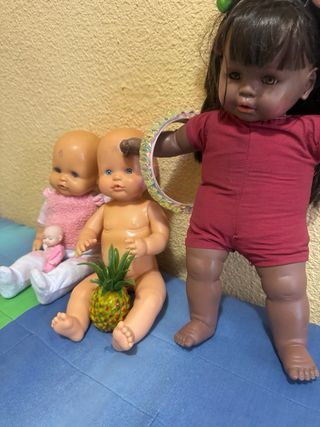Muñeca bebé con piña y muñeca pequeña