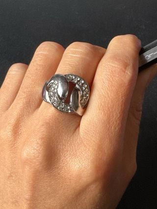Anillo plateado con circonitas