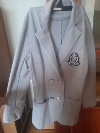 Americana de mujer gris