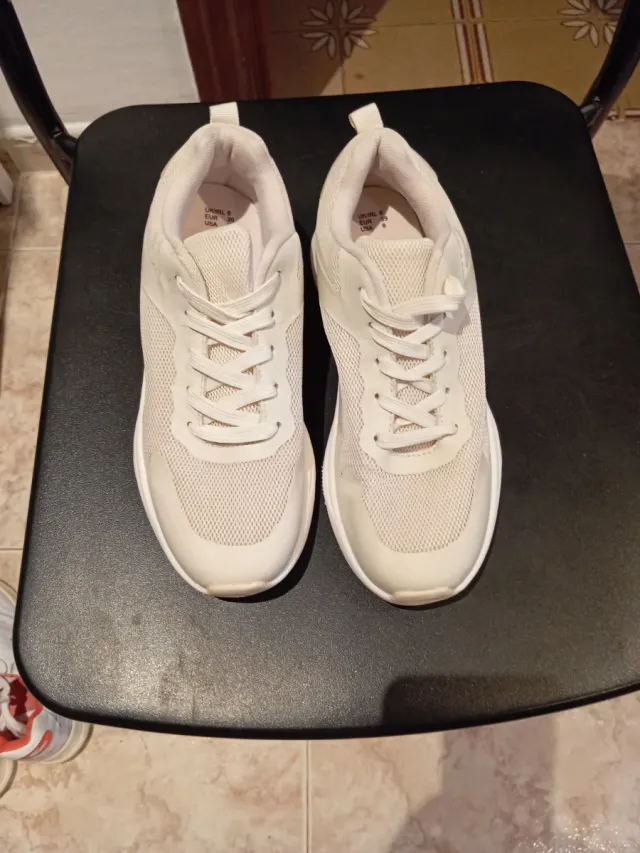 Zapatillas deportivas beige y blancas