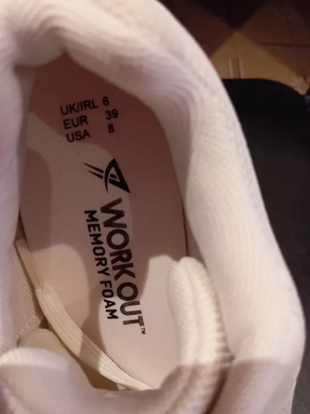 Zapatillas deportivas beige y blancas