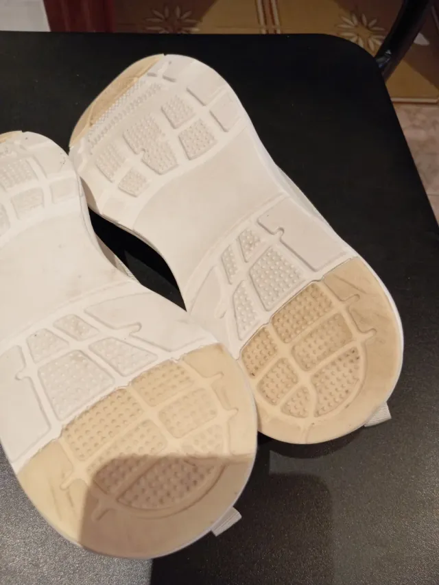 Zapatillas deportivas beige y blancas