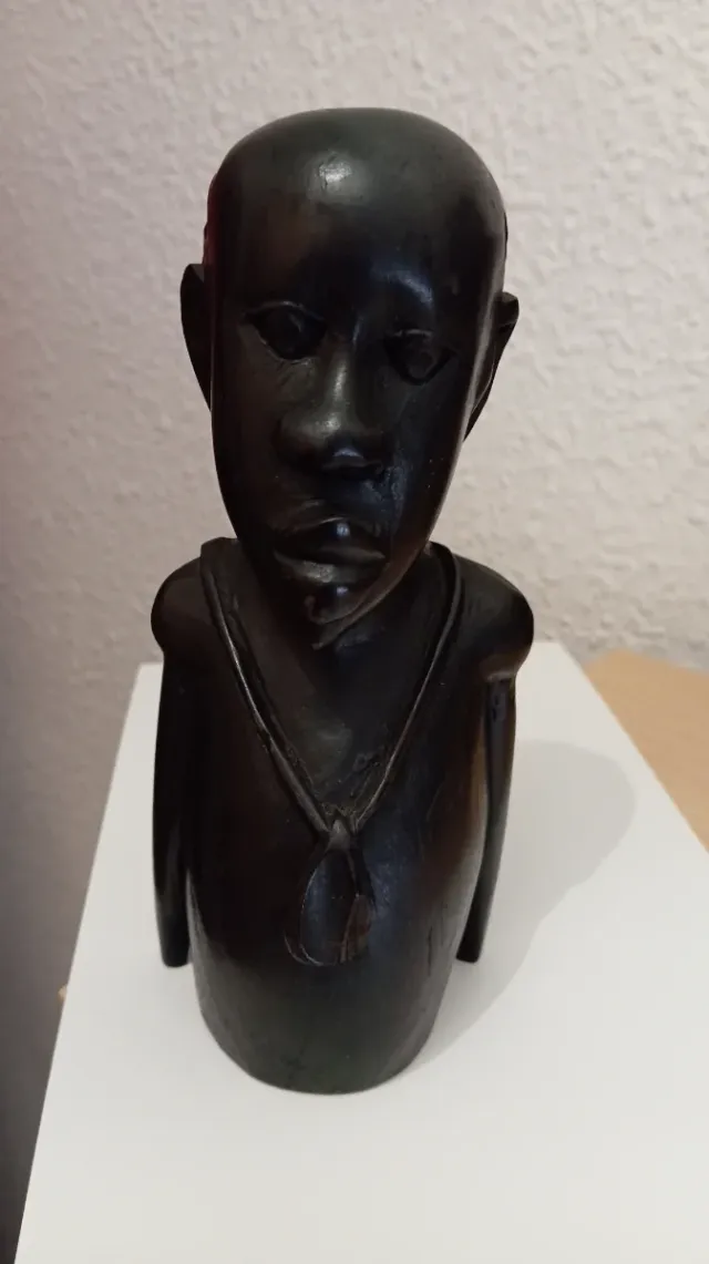 Busto africano intagliato in legno