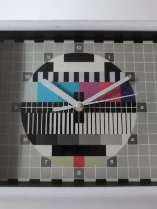 Reloj Analógico Diseño Test de TV